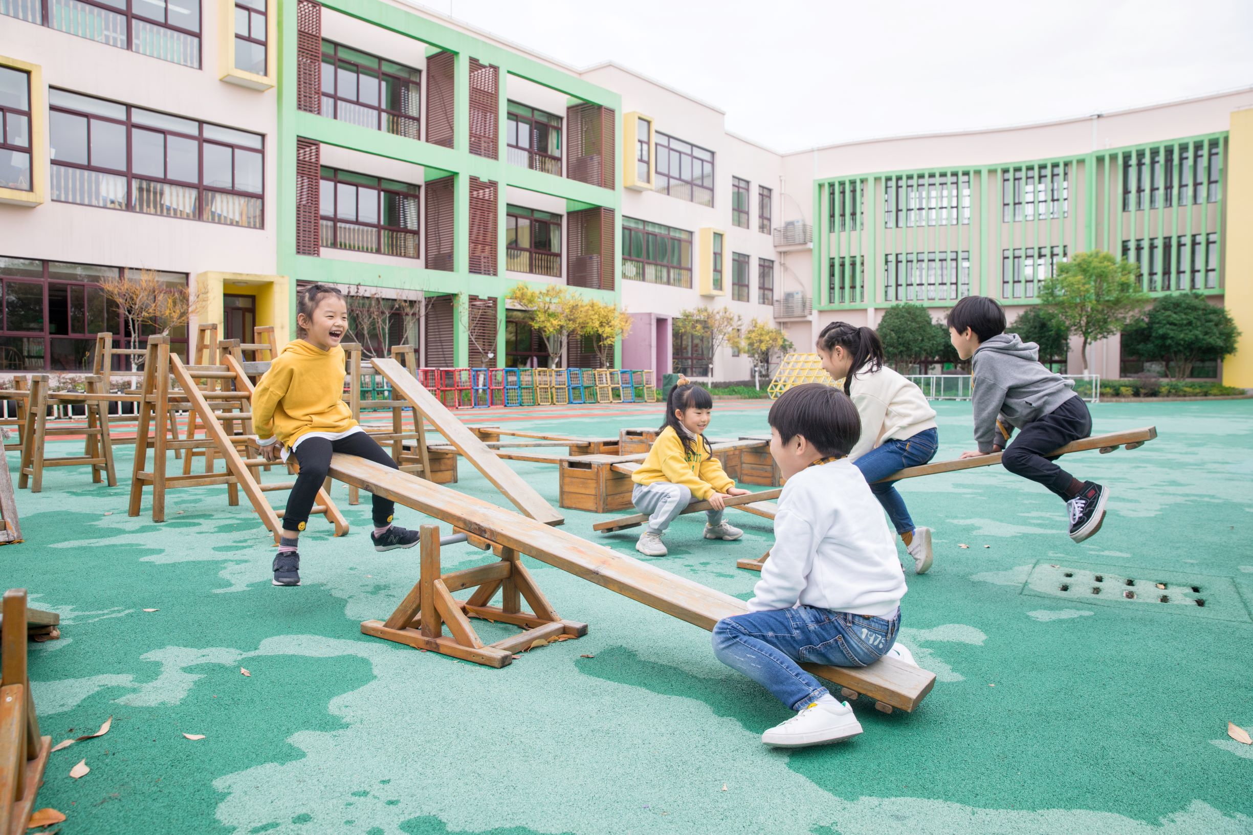 攝圖網_501111413_幼兒園兒童玩蹺蹺板（非企業(yè)商用）.jpg